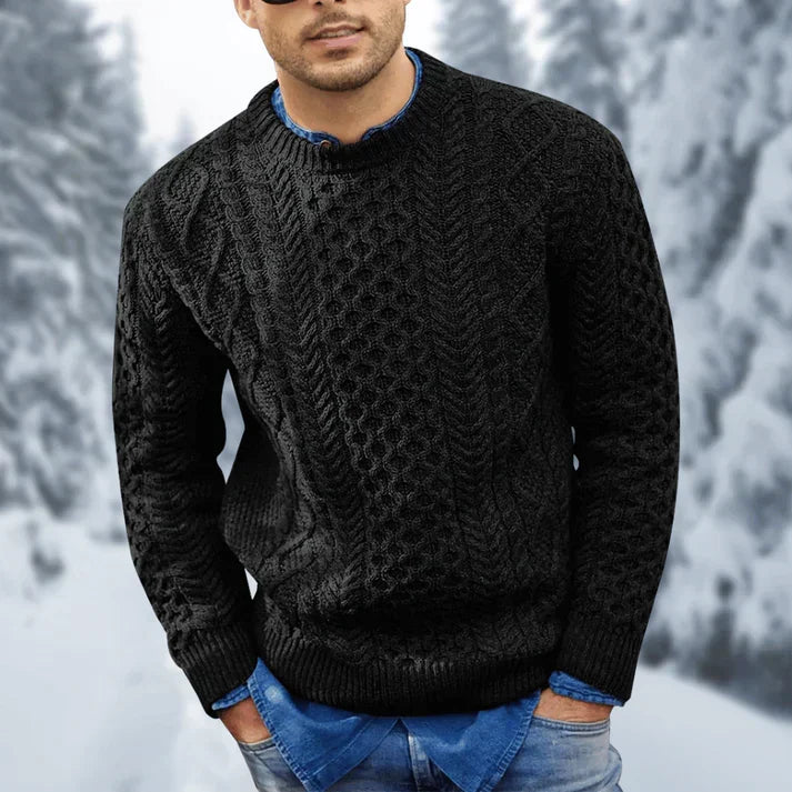 Détail du motif torsadé d'un pull homme hivernal. Vêtement mode homme élégant et chaud pour la saison froide.