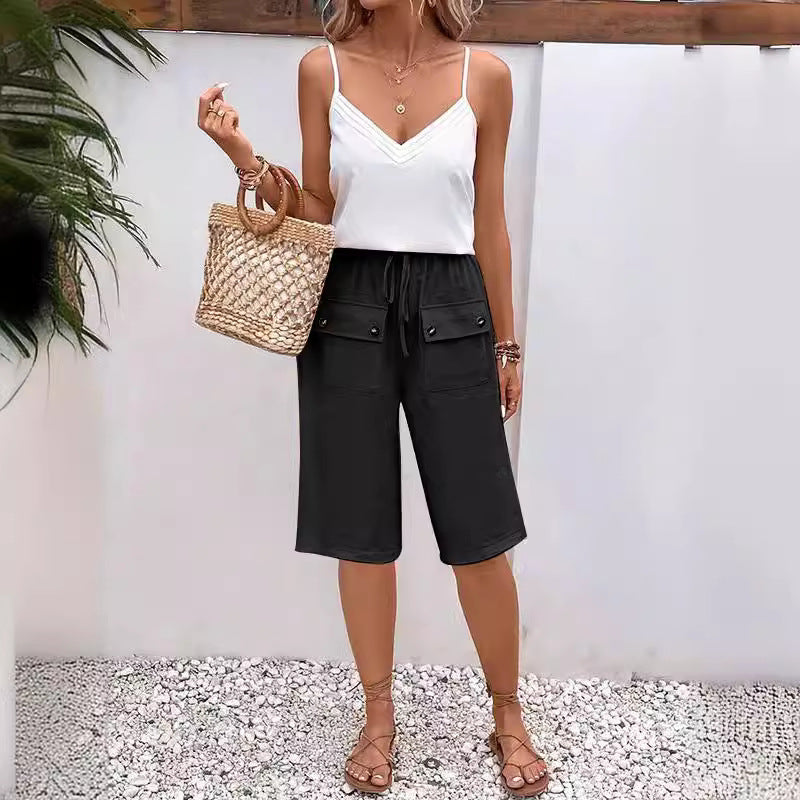 Short décontracté femme, coupe fluide et moderne, parfait pour un confort estival au quotidien.