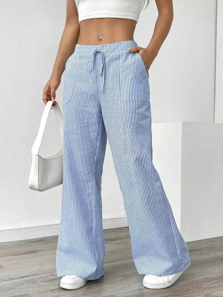 Pantalon rayé, style décontracté, avec un tombé fluide élégant.