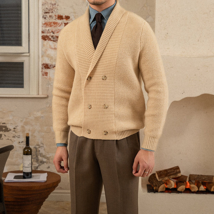 Cardigan homme chaud à double boutonnage, confort élégant pour un look casual chic et sophistiqué.