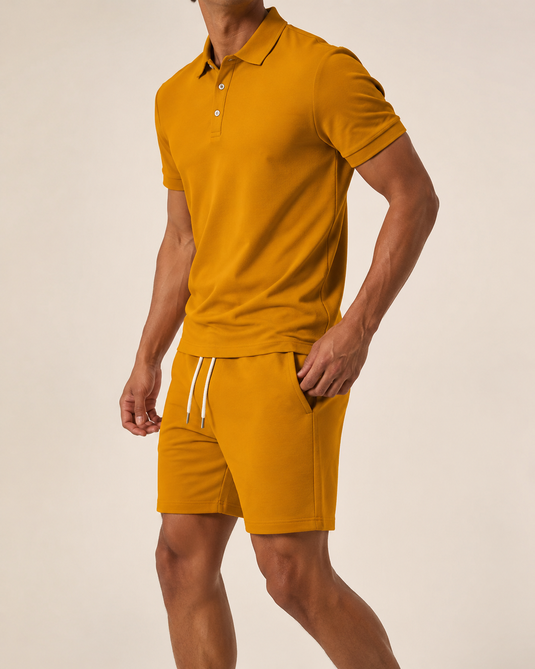 Short homme et polo assorti, ensemble chic et confortable, idéal pour les vacances et la mode été.