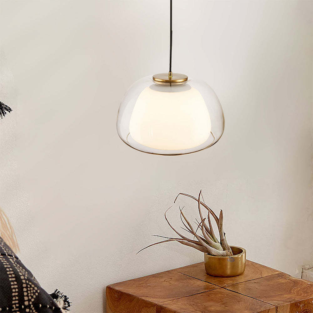Design contemporain lustre en verre, luminaire ambiance salon.