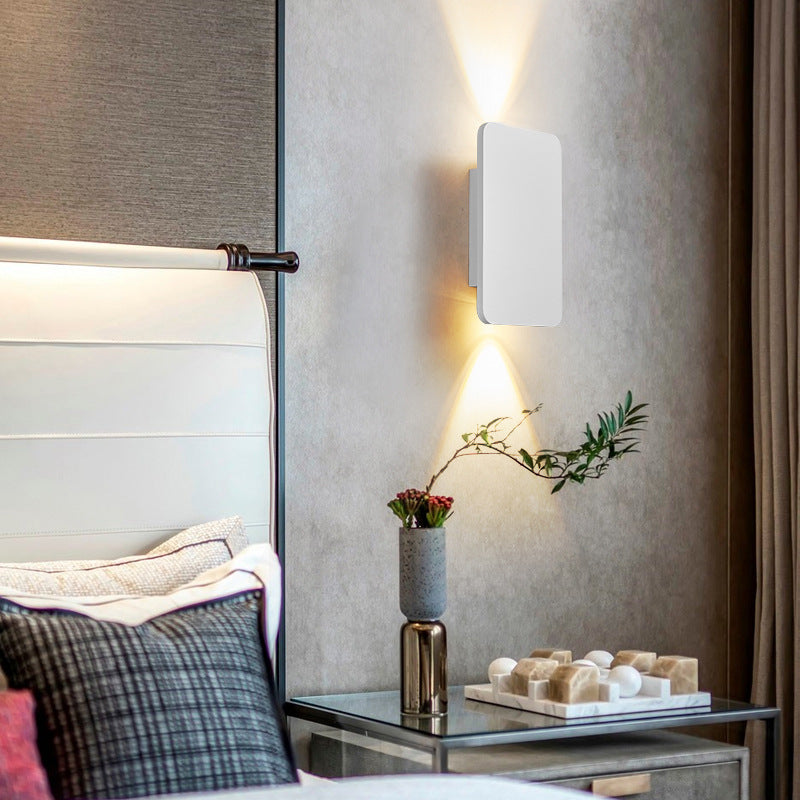 Éclairez votre intérieur avec cette lampe murale LED rectangulaire en métal, alliant design et ambiance.