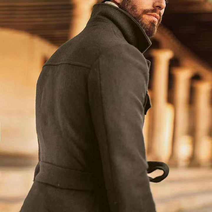 Veste homme ceinturée verte, style moderne et chaleur pour l'automne. Outerwear chic et confortable.