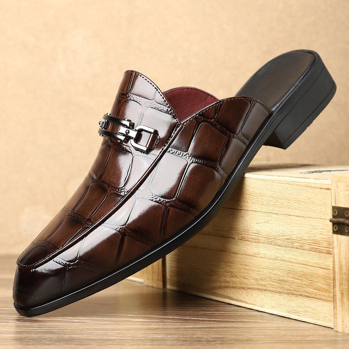 Détail des mocassins hommes élégants. Chaussures confortables et chics, parfaites pour un look estival.