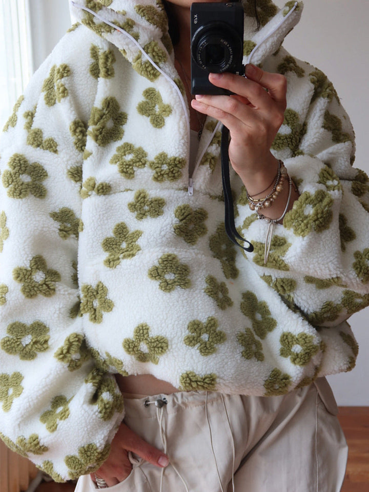 Vue latérale du pull zippé ample femme, avec sa coupe moderne et son tissu polaire chaleureux.