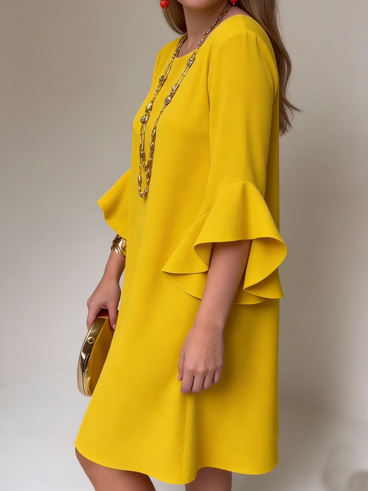 Robe femme fluide et ample, avec des manches volantées élégantes. Parfaite pour les journées d'été décontractées.