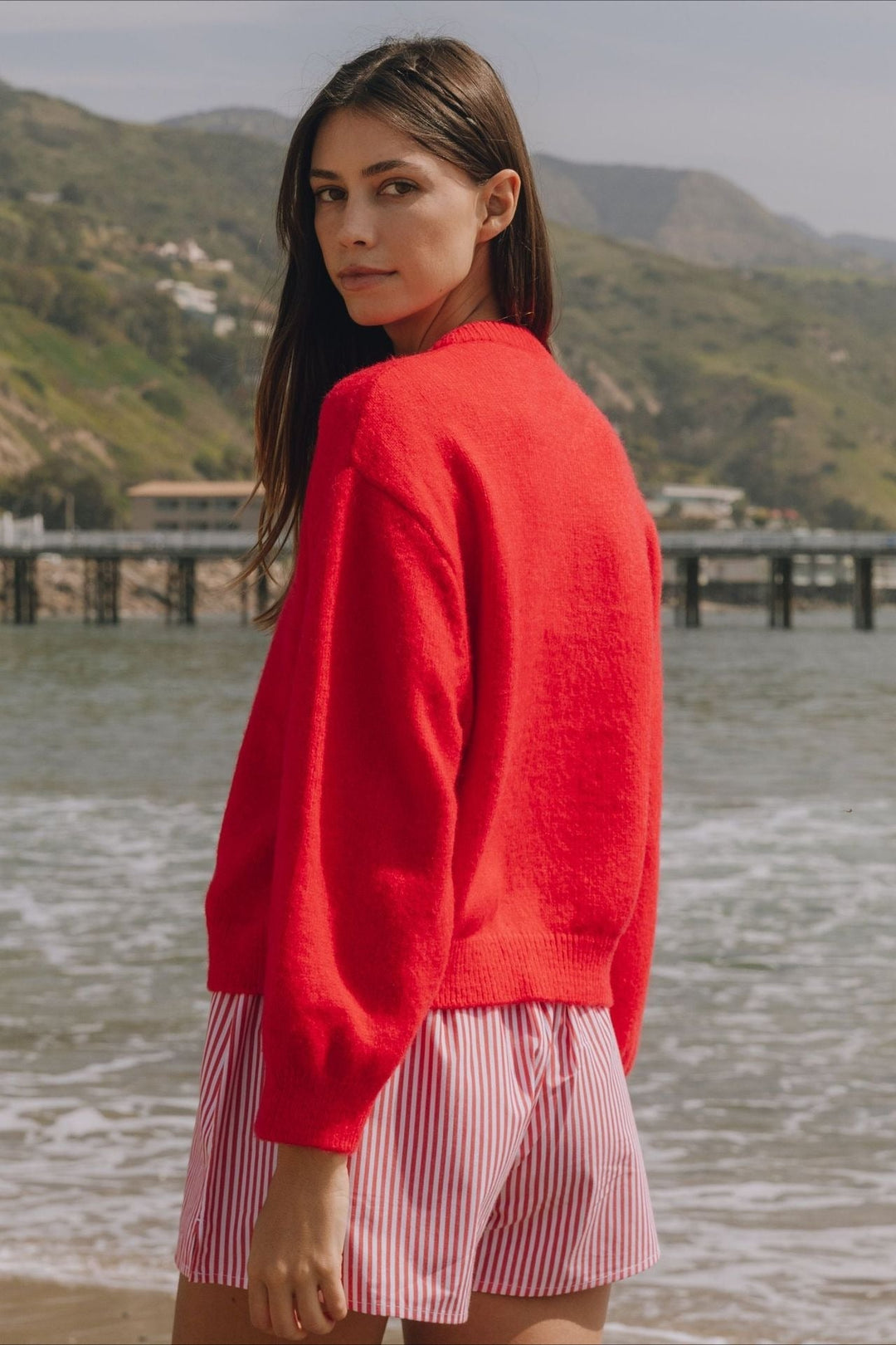 Cardigan femme élégant à manches longues, boutonné, en tricot, pour un style mode et confortable.