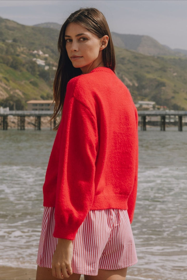 Cardigan femme élégant à manches longues, boutonné, en tricot, pour un style mode et confortable.