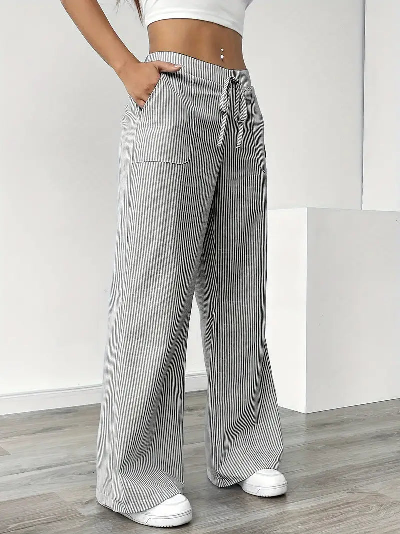 Pantalon large rayé, idéal pour un look chic de bord de mer.