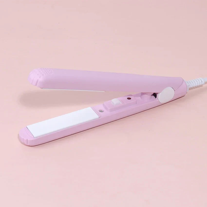 Lisseur et boucleur cheveux portable pour femmes. Coiffure facile en voyage: lissage rapide ou belles boucles.