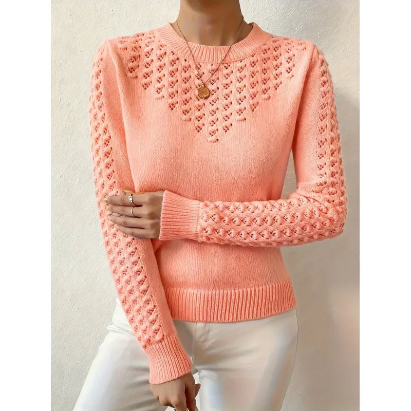 Vêtement femme chic : pull à col rond et maille ajourée. Sa coupe ajustée sublime la silhouette. Idéal hiver.