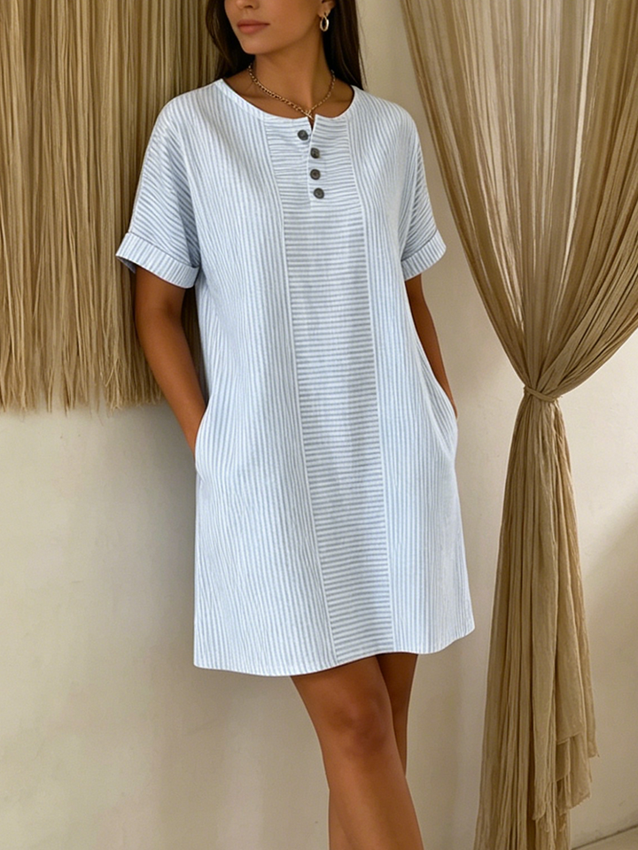 Vêtement féminin élégant: robe ample en mélange coton lin, avec col Henley. Idéale pour les beaux jours.