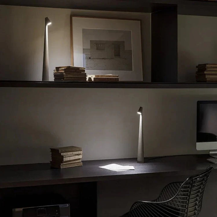 Lampe LED portable, design élégant et rechargeable, idéale pour l'intérieur et l'extérieur.