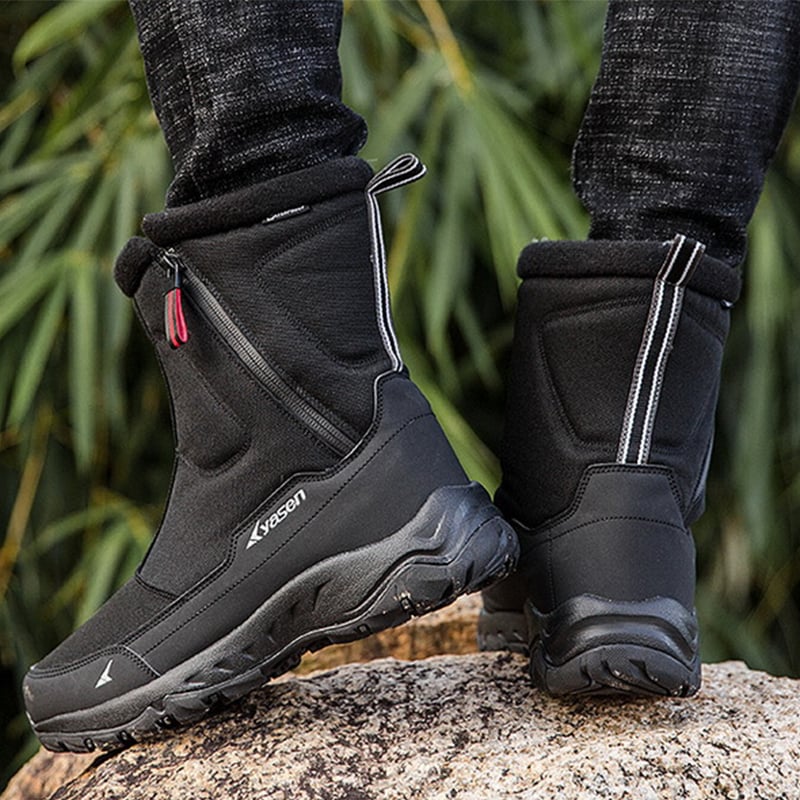 Homme portant bottes imperméables, parfaites pour la marche en hiver. Chaleur, confort et adhérence.