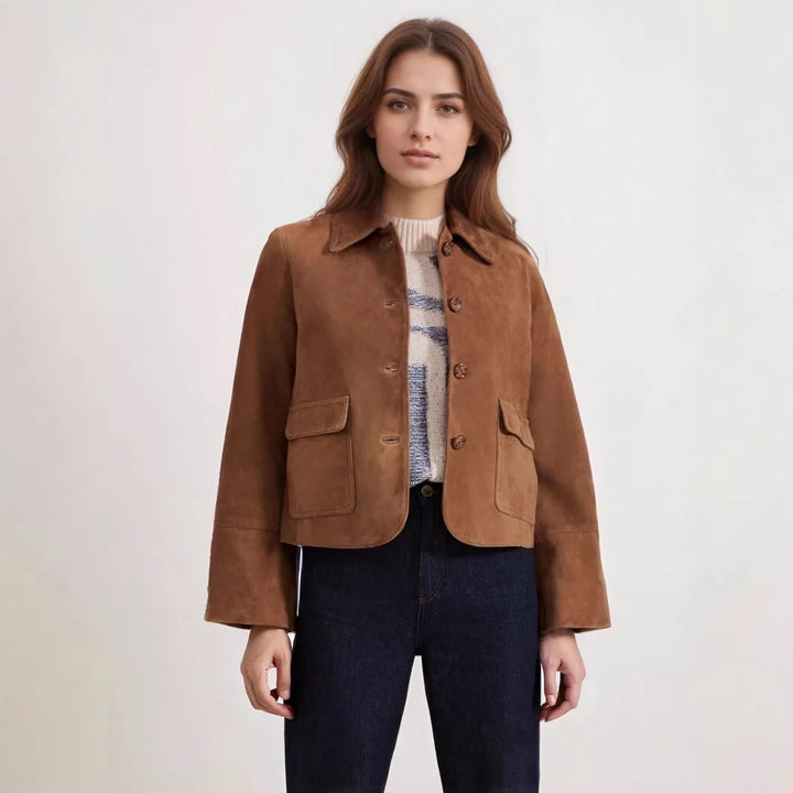 Veste courte élégante pour femme, couleur unie, poches chic. Idéale mode automne décontractée et sophistiquée.