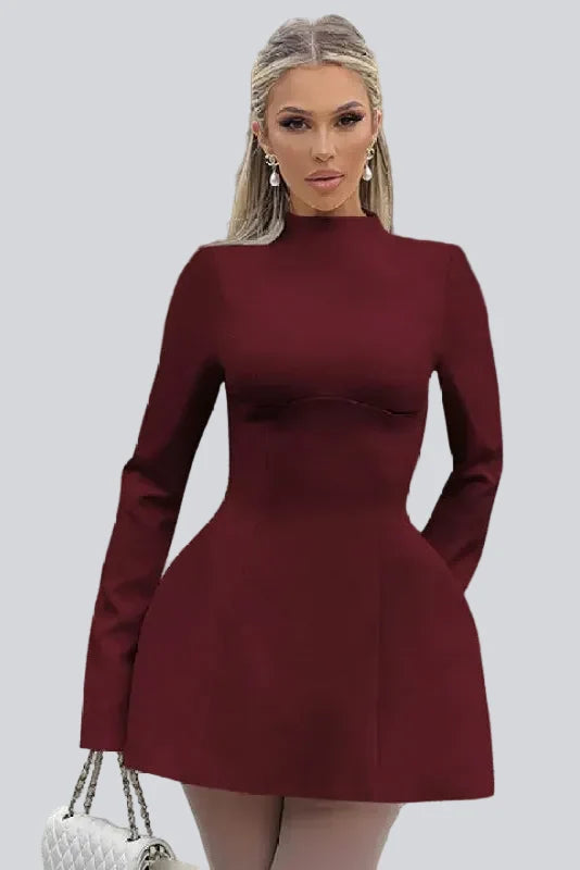 Robe mini femme A-line, manches longues, coupe moderne et dos nu pour un look ultra tendance et élégant.