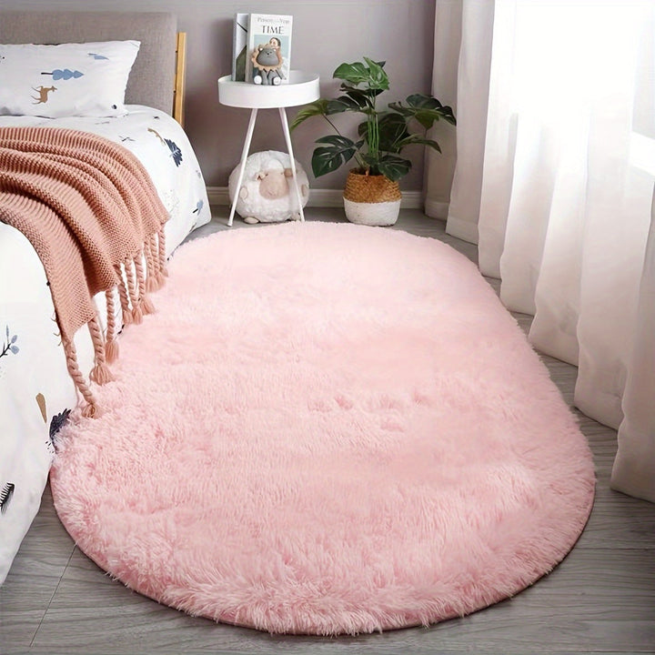 Tapis de sol ovale en peluche moelleuse, pour une décoration cosy et raffinée.