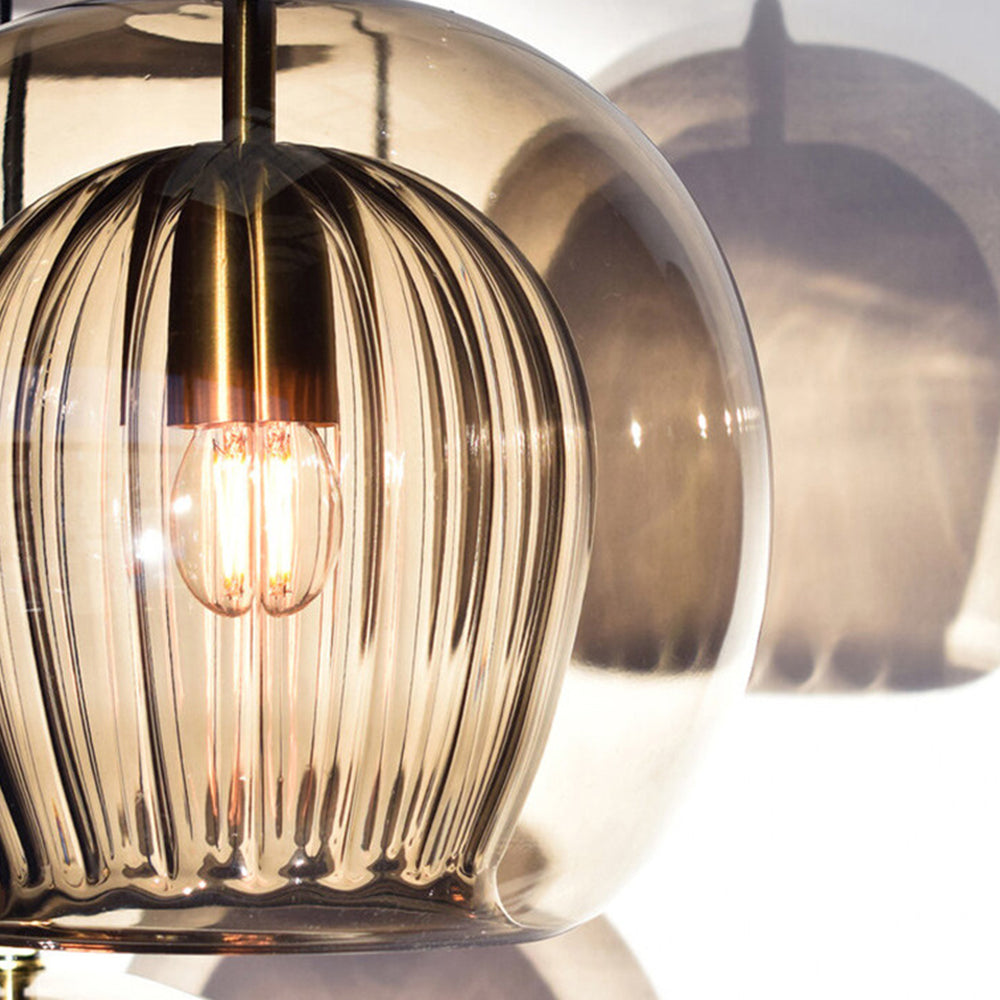 Luminaire suspendu chic, globe en verre transparent, ambiance élégante pour salon moderne.
