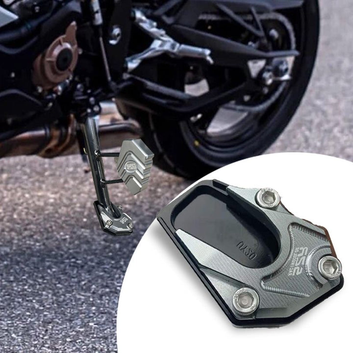 Plaque d'extension universelle en alliage d'aluminium pour béquille de moto, support stable et protection.