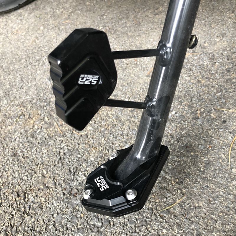Extension de béquille moto bleue, support robuste en aluminium pour une meilleure stabilité. Accessoire de protection.