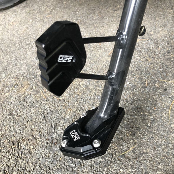 Extension de béquille moto bleue, support robuste en aluminium pour une meilleure stabilité. Accessoire de protection.