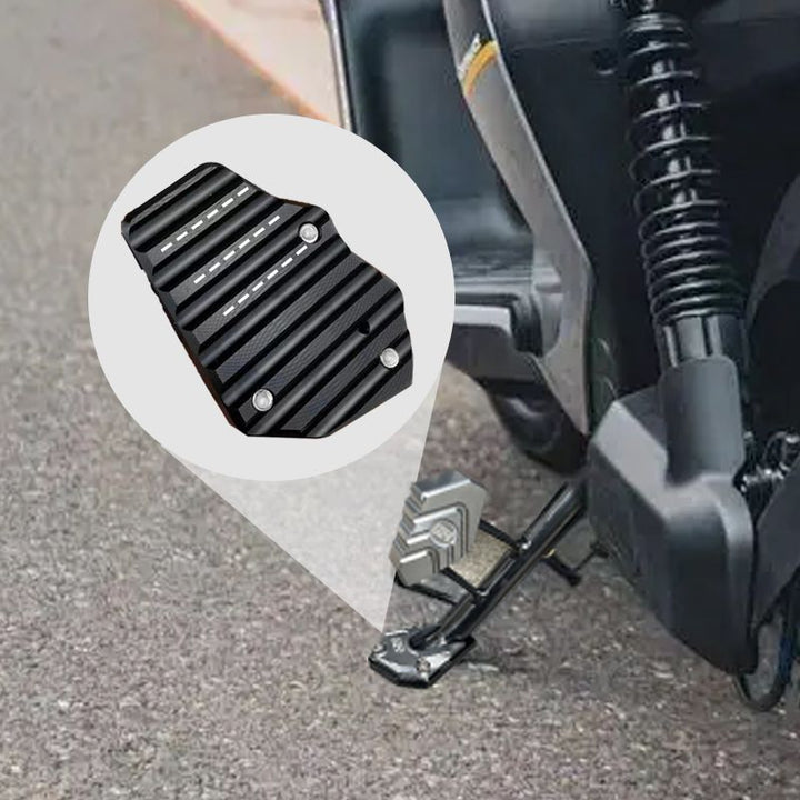 Accessoire moto rouge: extension de béquille anti-dérapante pour un support stable et sûr, stationnement facile.