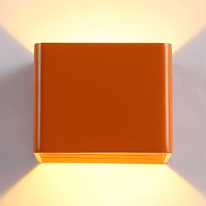 Applique murale LED cube moderne, un éclairage intérieur design parfait pour la chambre.