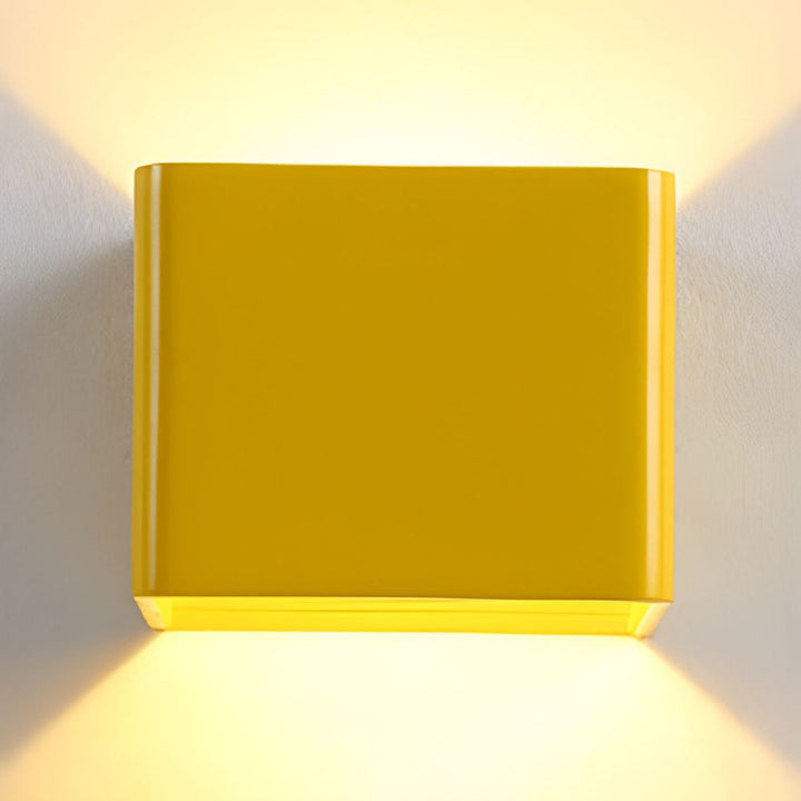 Éclairage mural LED cube, une applique moderne et design pour un intérieur minimaliste.