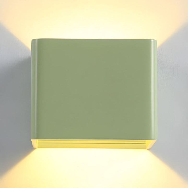 Luminaire cube LED moderne, cette applique murale design apporte une touche épurée.