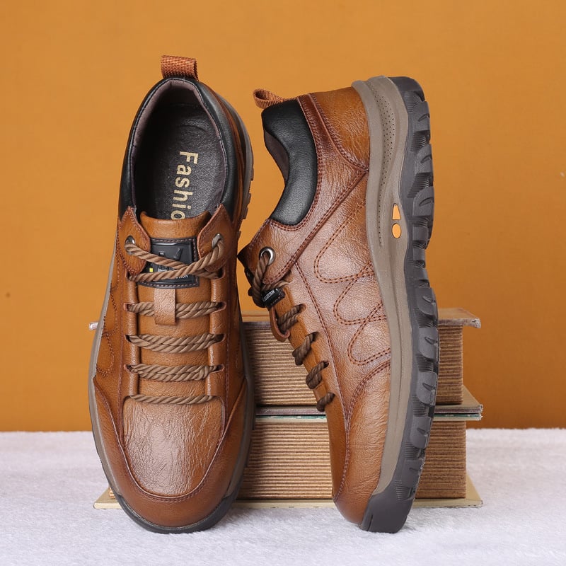 Chaussures d'hiver robustes pour hommes avec lacets, semelle adhérente et doublure chaude, idéales pour l'extérieur.