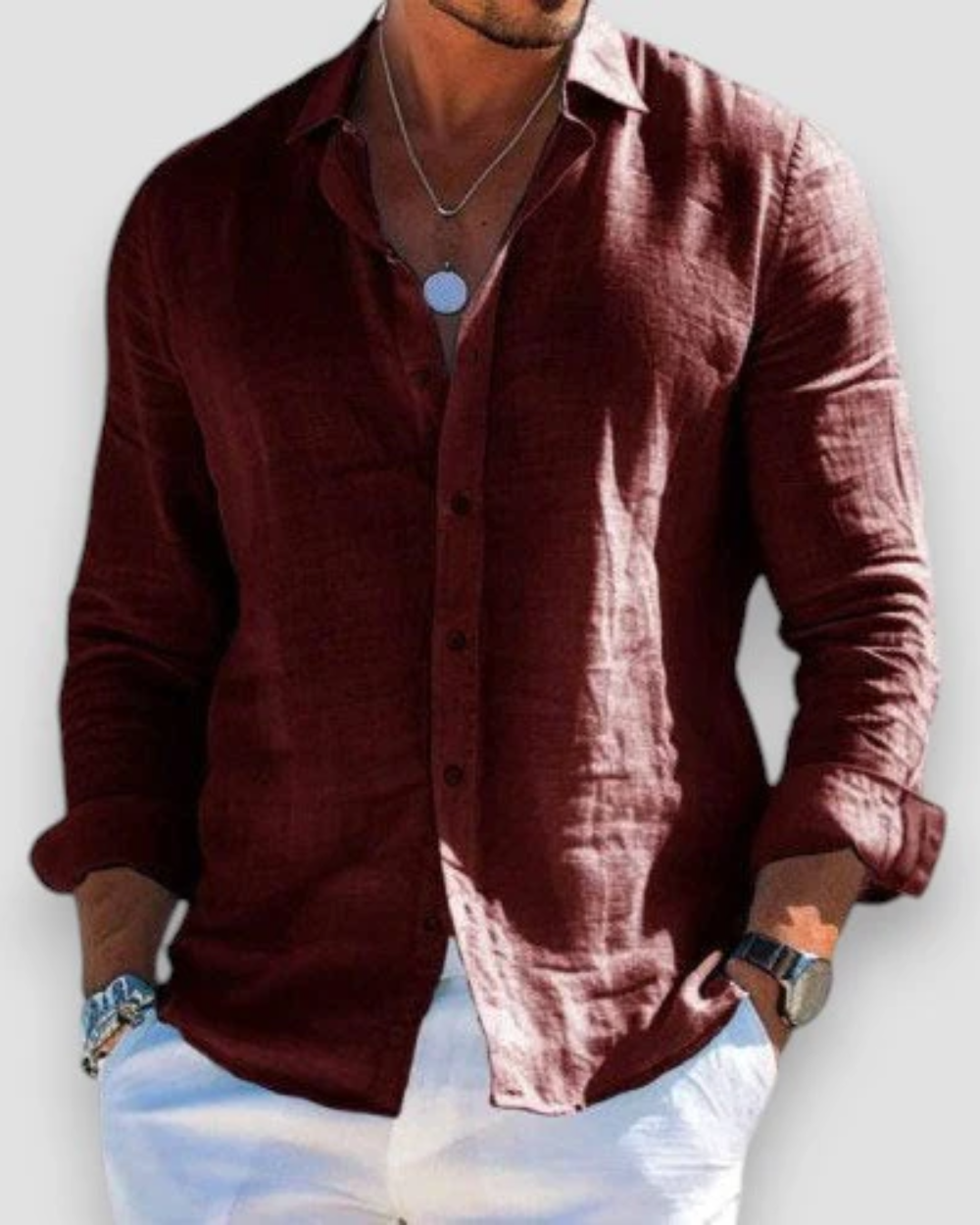Détail d'une chemise homme légère et élégante, idéale pour un look décontracté en été.