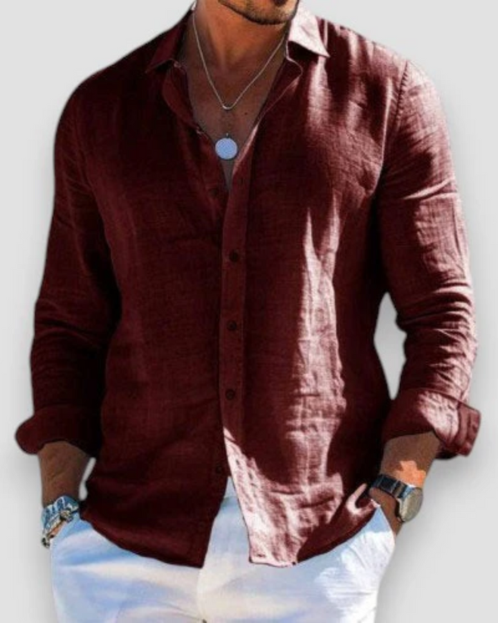 Détail d'une chemise homme légère et élégante, idéale pour un look décontracté en été.