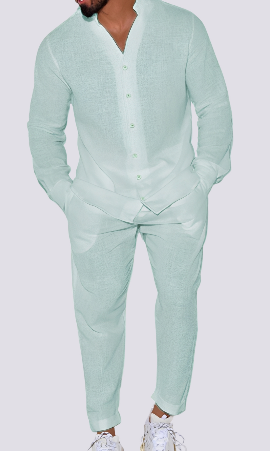 Homme portant un ensemble de détente deux pièces gris, illustrant confort et style pour la relaxation ou le quotidien casual.