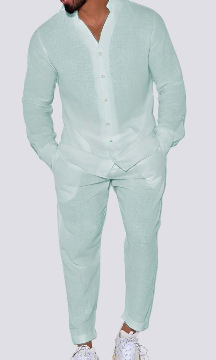 Homme portant un ensemble de détente deux pièces gris, illustrant confort et style pour la relaxation ou le quotidien casual.