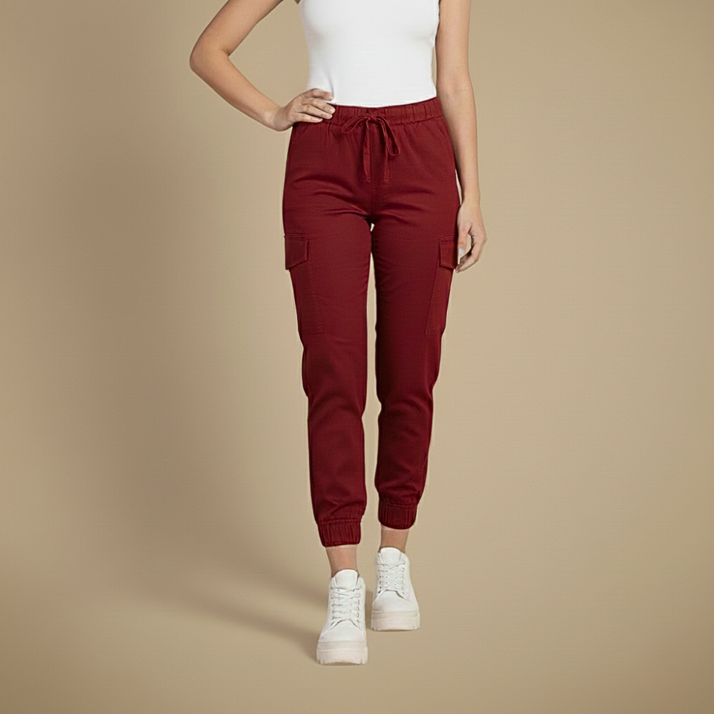 Pantalon cargo femme style jogging. Confortable et branché pour look streetwear urbain avec poches fonctionnelles.