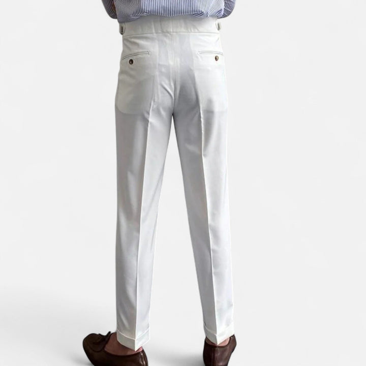 Pantalon polyvalent homme, taille haute drapée. Élégant pour le bureau, chic décontracté pour le quotidien.