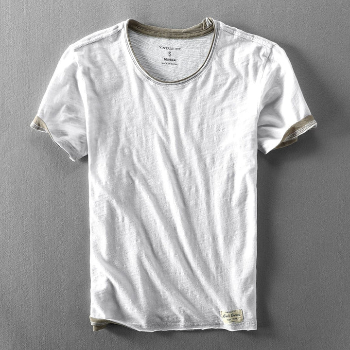 T-shirt superposé décontracté pour homme, col rond. Vêtement masculin moderne, style élégant et confortable.