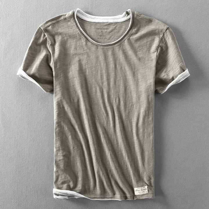 T-shirt superposé moderne pour homme, col rond. Style décontracté élégant, vêtement masculin tendance.