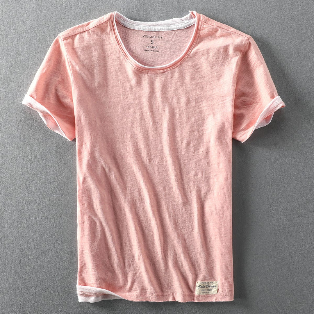 T-shirt homme moderne et superposé, col rond. Idéal pour un style décontracté élégant, vêtement masculin polyvalent.
