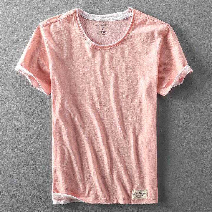 T-shirt homme moderne et superposé, col rond. Idéal pour un style décontracté élégant, vêtement masculin polyvalent.