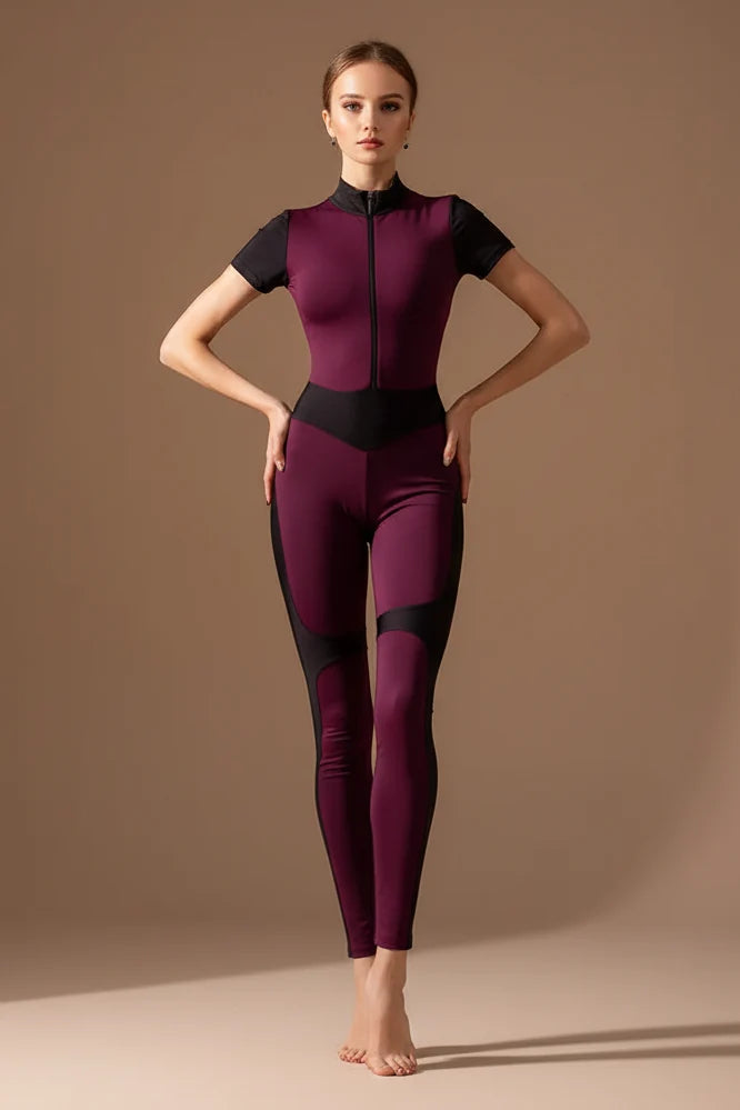 Jumpsuit femme bordeaux élégante avec manches courtes, coupe flatteuse, idéale pour un look féminin sophistiqué.