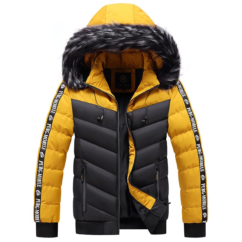 Homme portant une veste matelassée urbaine à capuche, idéale pour le froid hivernal et le style élégant.