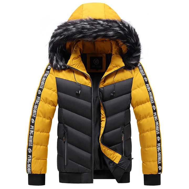 Homme portant une veste matelassée urbaine à capuche, idéale pour le froid hivernal et le style élégant.