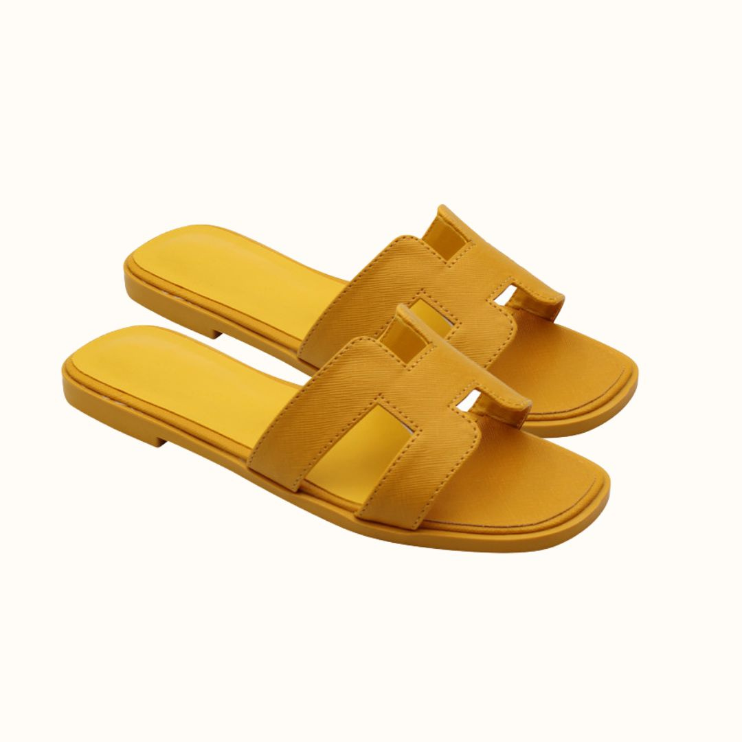 Détail des sandales femme élégantes et confortables, chaussures d'été parfaites pour un style chic.