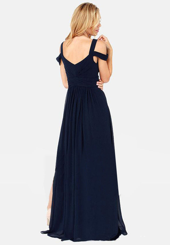 Robe de bal ou cocktail longue femme, design épaule ouverte, fente. Pour une allure sophistiquée et tendance.
