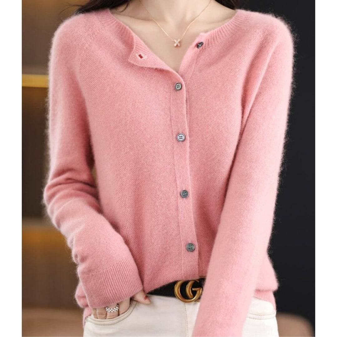 Cardigan femme doux à col rond, vêtement mode confortable pour les journées fraîches d'automne.