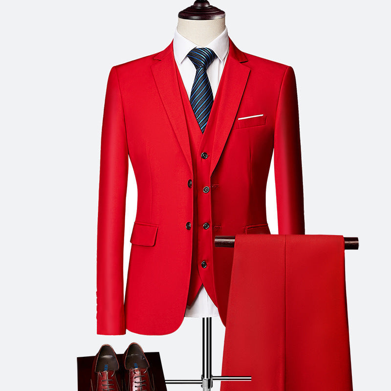 Ensemble costume homme 3 pièces élégant : veste, gilet et pantalon pour une tenue formelle complète.