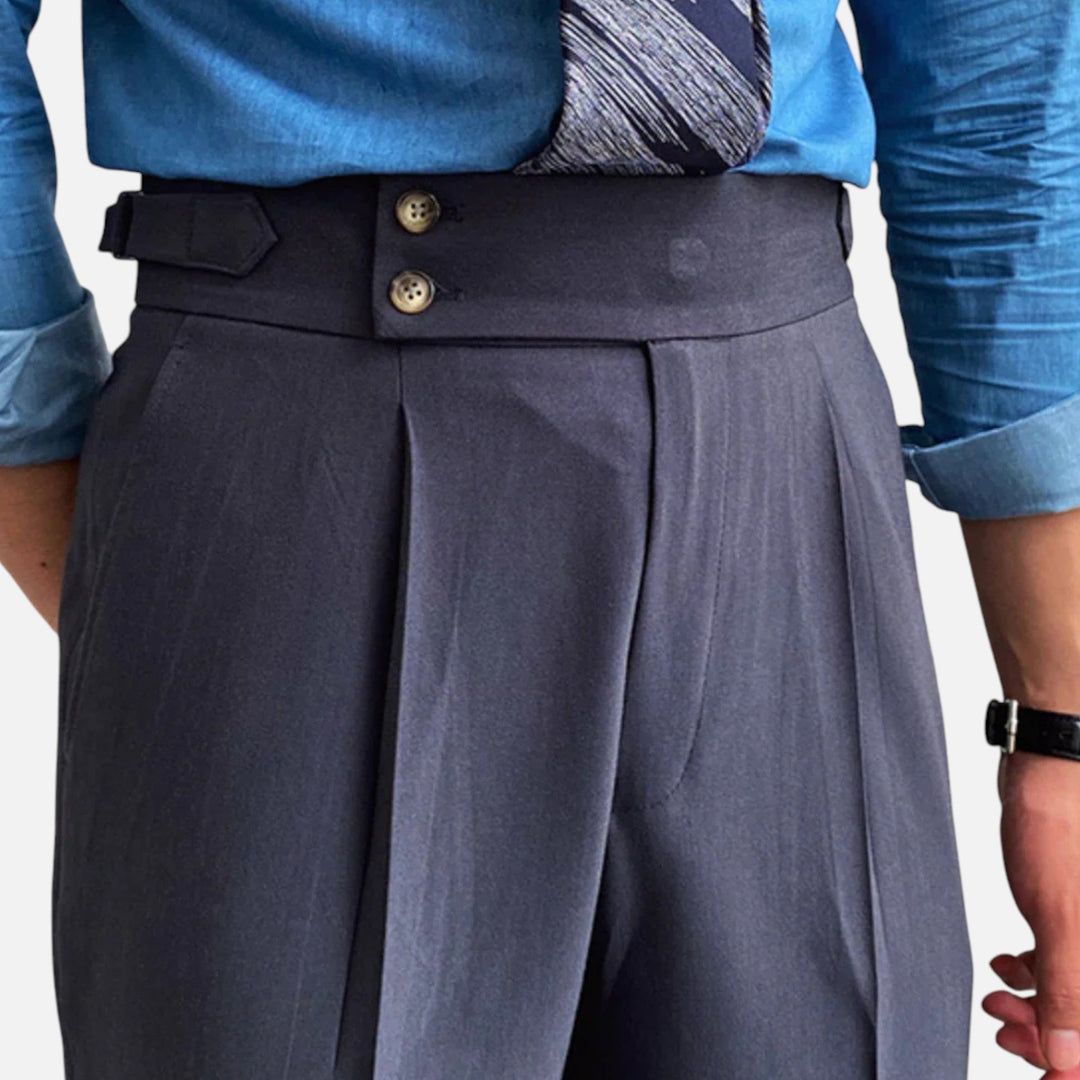 Pantalon homme moderne taille haute et drapé. Un essentiel pour une mode masculine raffinée, style et confort.