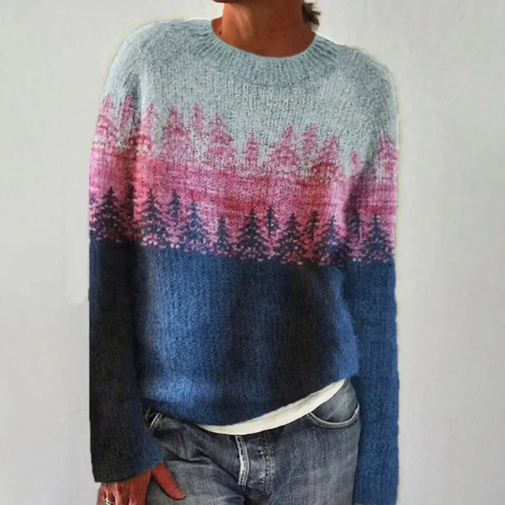 Modèle portant un pull femme chic à motifs originaux, col rond. Parfait pour un look élégant et chaud en hiver.